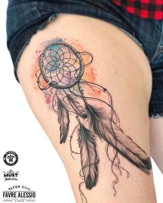 Tatouage attrape rêve sur le haut de la cuisse